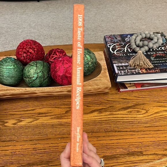 1998 Taste of Home Annual Recipes, 322 page cookbook - Picture 3 of 4